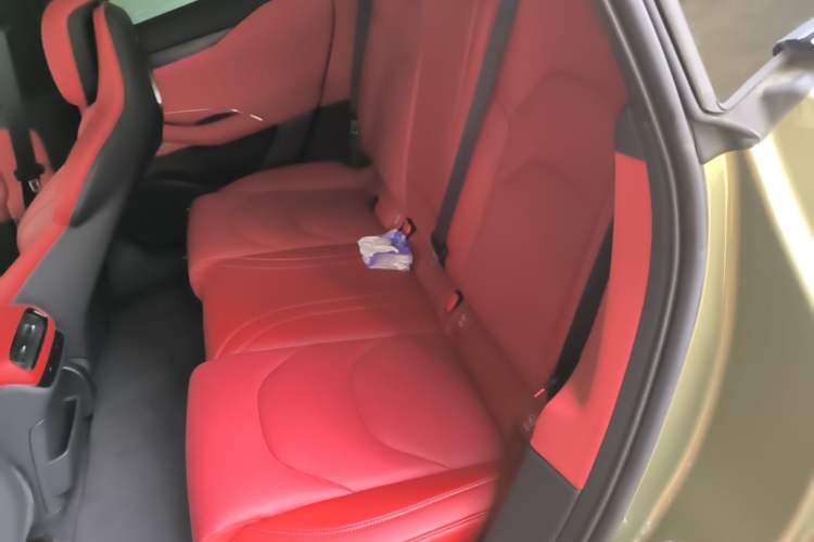 Used Xiaomi Auto SU7 2024 Four-Wheel Drive Ultra-Long Range Advanced Intelligent Driving Max Edition Left Rear Seat