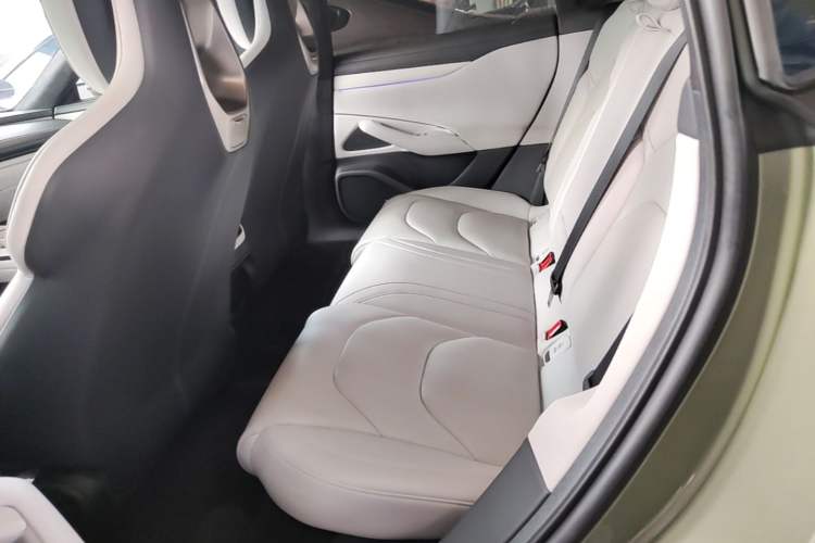 Used Xiaomi Auto SU7 2024 Four-Wheel Drive Ultra-Long Range Advanced Intelligent Driving Max Edition Left Rear Seat