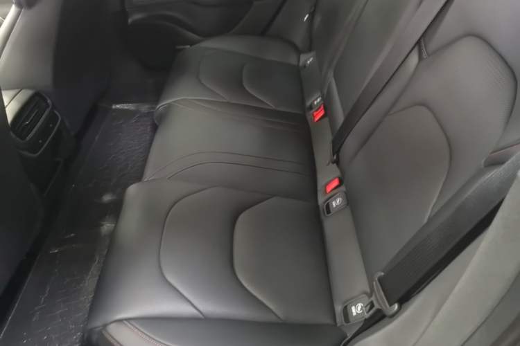 Used Xiaomi Auto SU7 2024 Rear-Drive Ultra-Long Range Advanced Pro-Level Intelligent Driving Version Left Rear Seat