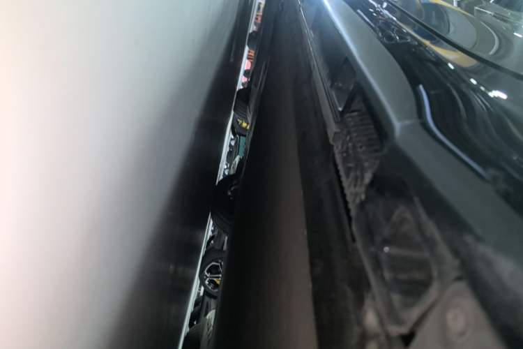 Used Xiaomi Auto SU7 2024 Rear-Drive Ultra-Long Range Advanced Pro-Level Intelligent Driving Version Left Side Sill