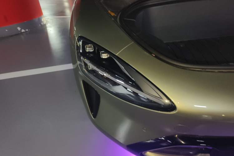 Used Xiaomi Auto SU7 2024 Four-Wheel Drive Ultra-Long Range Advanced Intelligent Driving Max Edition Right Front Headlight