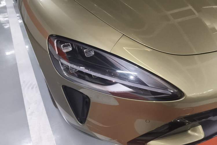 Used Xiaomi Auto SU7 2024 Four-Wheel Drive Ultra-Long Range Advanced Intelligent Driving Max Edition Right Front Headlight
