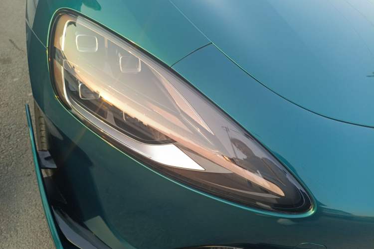 Used Xiaomi Auto SU7 2024 Four-Wheel Drive Ultra-Long Range Advanced Intelligent Driving Max Edition Right Front Headlight