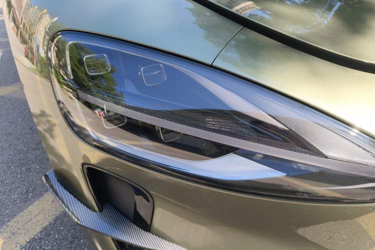 Used Xiaomi Auto SU7 2024 Four-Wheel Drive Ultra-Long Range Advanced Intelligent Driving Max Edition Right Front Headlight