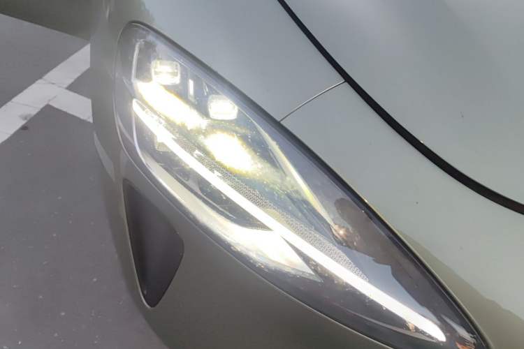 Used Xiaomi Auto SU7 2024 Rear-Drive Long-Range Intelligent Driving Version Right Front Headlight
