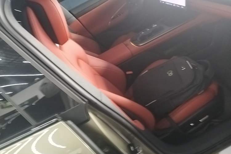 Used Xiaomi Auto SU7 2024 Rear-Drive Long-Range Intelligent Driving Version Right Front Seat