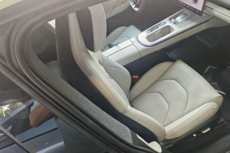 Used Xiaomi Auto SU7 2024 Rear-Drive Long-Range Intelligent Driving Version Right Front Seat