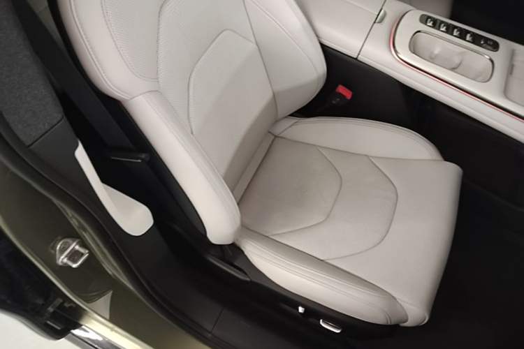 Used Xiaomi Auto SU7 2024 Rear-Drive Ultra-Long Range Advanced Pro-Level Intelligent Driving Version Right Front Seat
