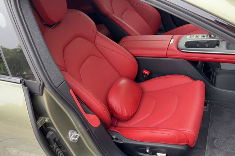 Used Xiaomi Auto SU7 2024 Rear-Drive Ultra-Long Range Advanced Pro-Level Intelligent Driving Version Right Front Seat