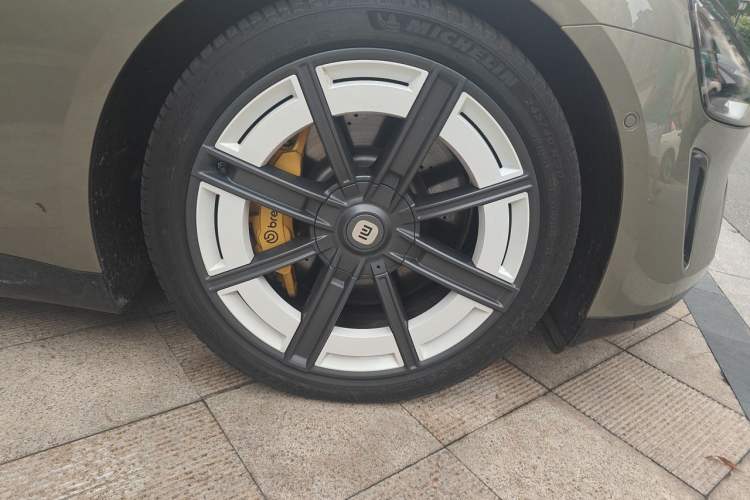 Used Xiaomi Auto SU7 2024 Four-Wheel Drive Ultra-Long Range Advanced Intelligent Driving Max Edition Right Front Wheel Hub