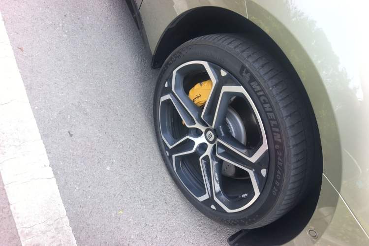 Used Xiaomi Auto SU7 2024 Four-Wheel Drive Ultra-Long Range Advanced Intelligent Driving Max Edition Right Front Wheel Hub