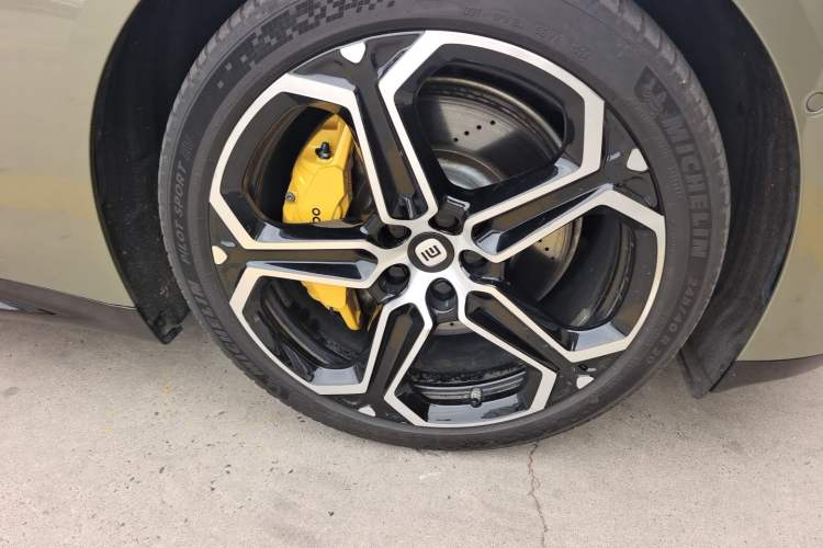 Used Xiaomi Auto SU7 2024 Four-Wheel Drive Ultra-Long Range Advanced Intelligent Driving Max Edition Right Front Wheel Hub
