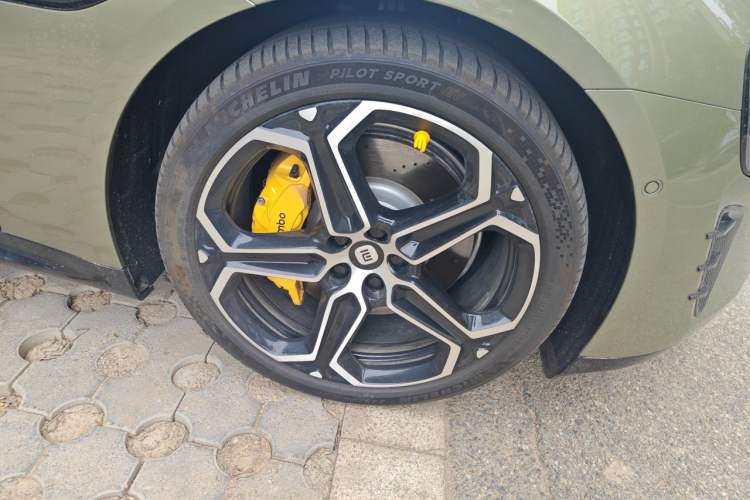 Used Xiaomi Auto SU7 2024 Four-Wheel Drive Ultra-Long Range Advanced Intelligent Driving Max Edition Right Front Wheel Hub