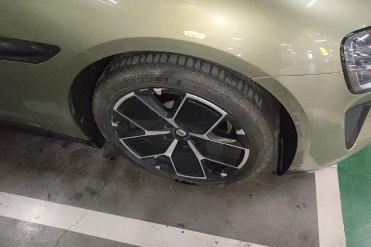 Used Xiaomi Auto SU7 2024 Rear-Drive Ultra-Long Range Advanced Pro-Level Intelligent Driving Version Right Front Wheel Hub