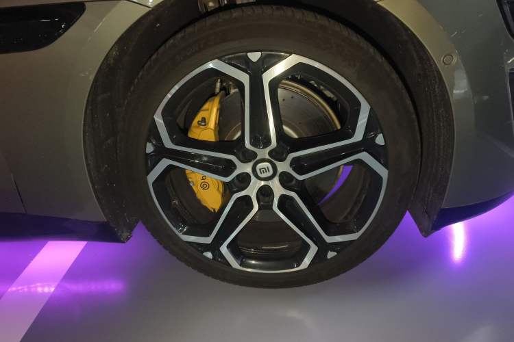 Used Xiaomi Auto SU7 2024 Four-Wheel Drive Ultra-Long Range Advanced Intelligent Driving Max Edition Right Front Wheel Hub