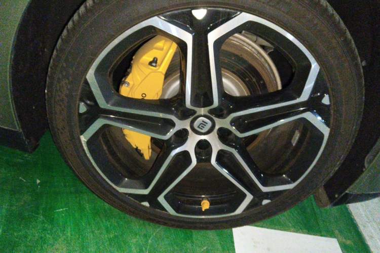Used Xiaomi Auto SU7 2024 Rear-Drive Long-Range Intelligent Driving Version Right Front Wheel Hub