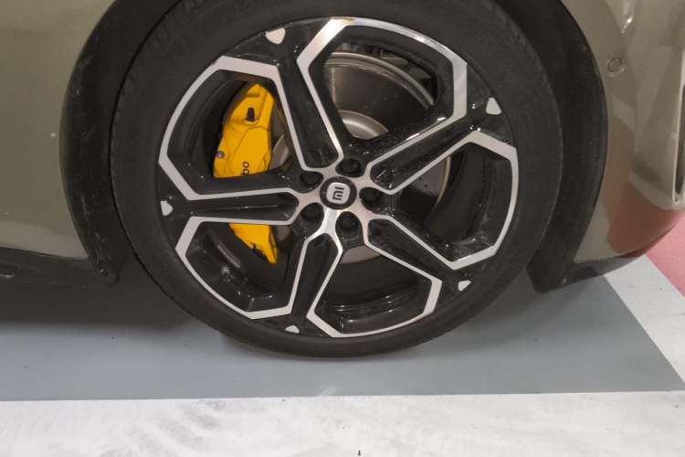 Used Xiaomi Auto SU7 2024 Four-Wheel Drive Ultra-Long Range Advanced Intelligent Driving Max Edition Right Front Wheel Hub