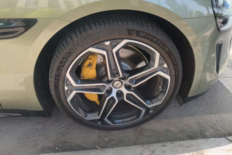 Used Xiaomi Auto SU7 2024 Four-Wheel Drive Ultra-Long Range Advanced Intelligent Driving Max Edition Right Front Wheel Hub