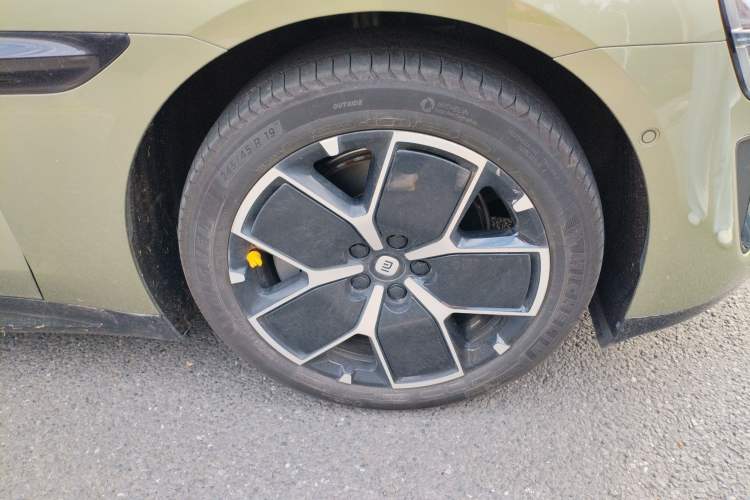 Used Xiaomi Auto SU7 2024 Rear-Drive Ultra-Long Range Advanced Pro-Level Intelligent Driving Version Right Front Wheel Hub