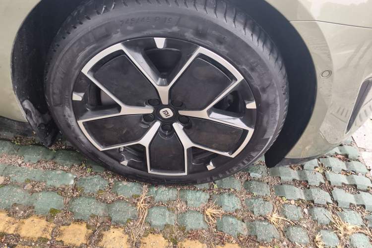 Used Xiaomi Auto SU7 2024 Rear-Drive Ultra-Long Range Advanced Pro-Level Intelligent Driving Version Right Front Wheel Hub