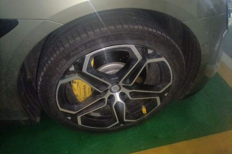 Used Xiaomi Auto SU7 2024 Rear-Drive Ultra-Long Range Advanced Pro-Level Intelligent Driving Version Right Front Wheel Hub