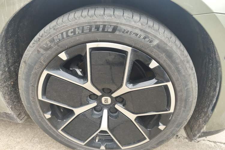 Used Xiaomi Auto SU7 2024 Rear-Drive Long-Range Intelligent Driving Version Right Front Wheel Hub