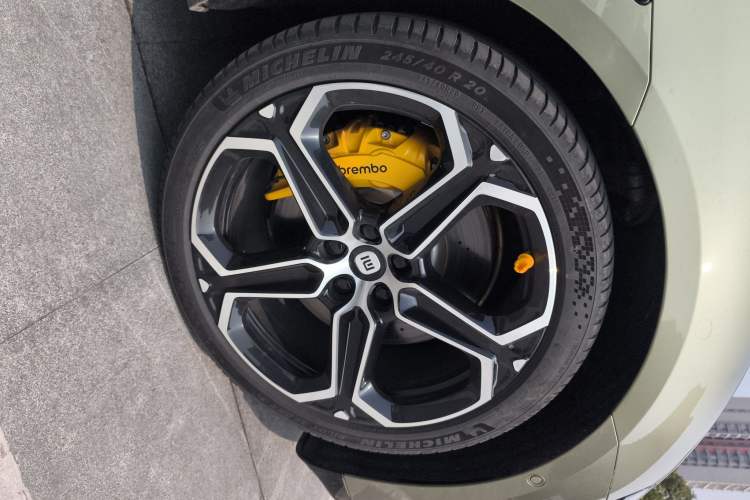 Used Xiaomi Auto SU7 2024 Four-Wheel Drive Ultra-Long Range Advanced Intelligent Driving Max Edition Right Front Wheel Hub