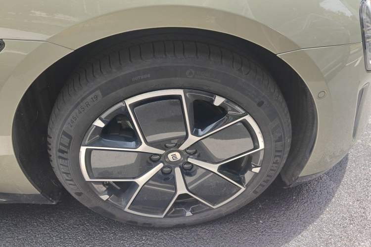 Used Xiaomi Auto SU7 2024 Rear-Drive Long-Range Intelligent Driving Version Right Front Wheel Hub