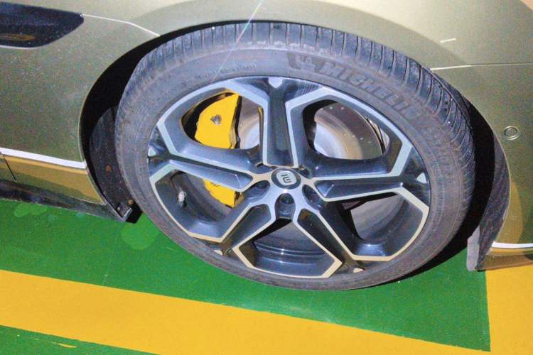 Used Xiaomi Auto SU7 2024 Four-Wheel Drive Ultra-Long Range Advanced Intelligent Driving Max Edition Right Front Wheel Hub