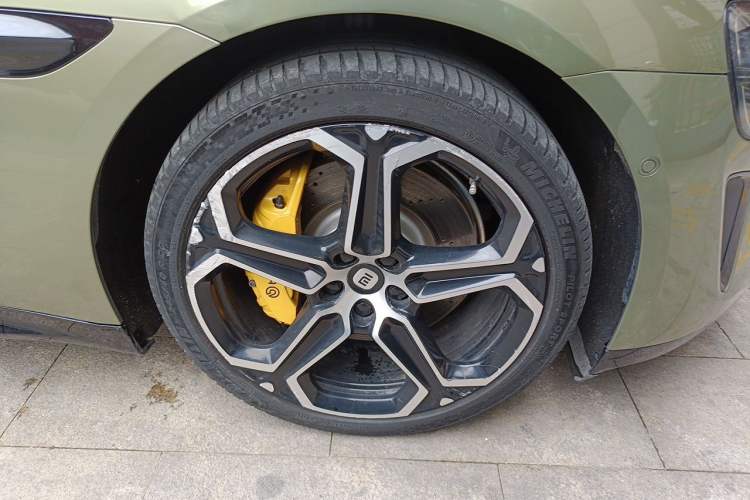Used Xiaomi Auto SU7 2024 Rear-Drive Standard Founder Edition Right Front Wheel Hub
