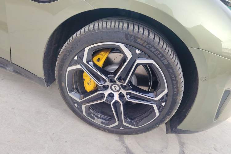Used Xiaomi Auto SU7 2024 Rear-Drive Long-Range Intelligent Driving Version Right Front Wheel Hub