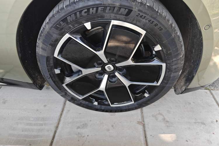 Used Xiaomi Auto SU7 2024 Rear-Drive Ultra-Long Range Advanced Pro-Level Intelligent Driving Version Right Front Wheel Hub