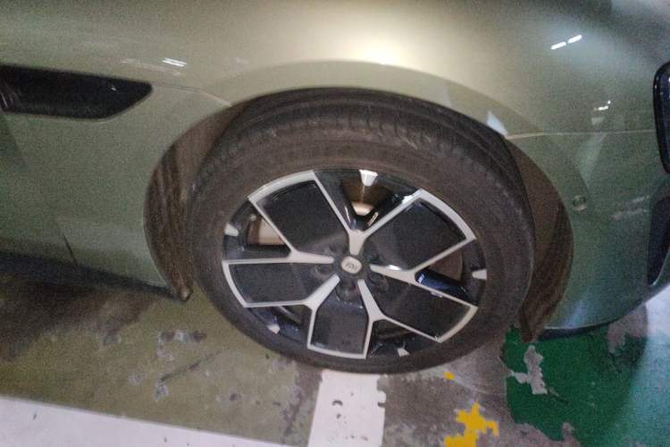 Used Xiaomi Auto SU7 2024 Rear-Drive Long-Range Intelligent Driving Version Right Front Wheel Hub