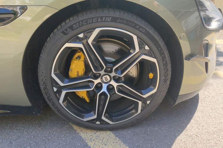 Used Xiaomi Auto SU7 2024 Four-Wheel Drive Ultra-Long Range Advanced Intelligent Driving Max Edition Right Front Wheel Hub