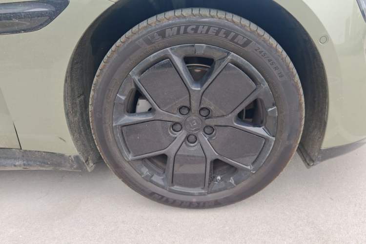 Used Xiaomi Auto SU7 2024 Rear-Drive Ultra-Long Range Advanced Pro-Level Intelligent Driving Version Right Front Wheel Hub
