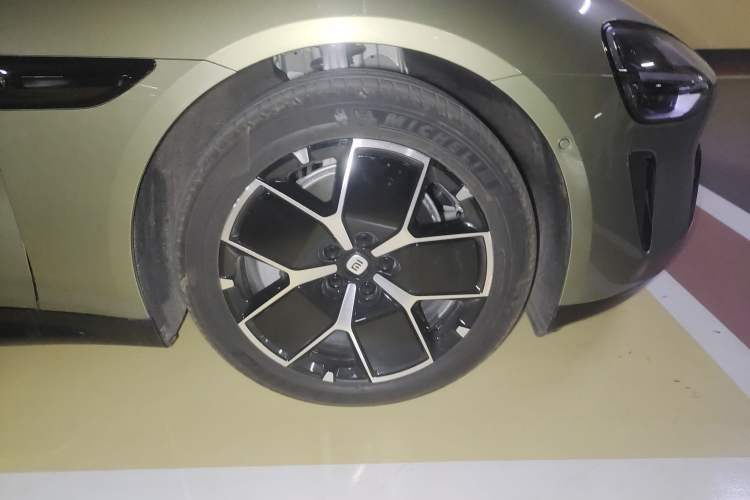 Used Xiaomi Auto SU7 2024 Rear-Drive Standard Founder Edition Right Front Wheel Hub