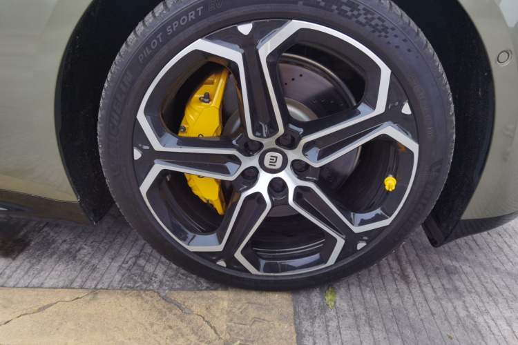 Used Xiaomi Auto SU7 2024 Four-Wheel Drive Ultra-Long Range Advanced Intelligent Driving Max Edition Right Front Wheel Hub