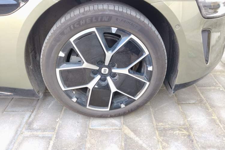 Used Xiaomi Auto SU7 2024 Rear-Drive Ultra-Long Range Advanced Pro-Level Intelligent Driving Version Right Front Wheel Hub