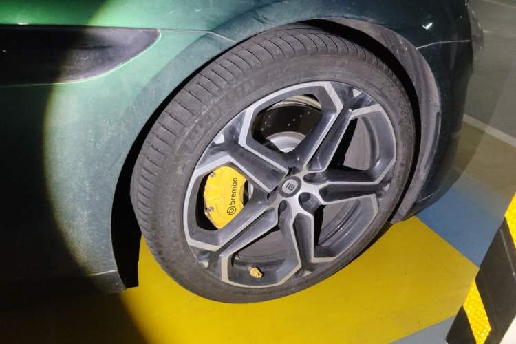 Used Xiaomi Auto SU7 2024 Four-Wheel-Drive Max Founder's Edition Right Front Wheel Hub