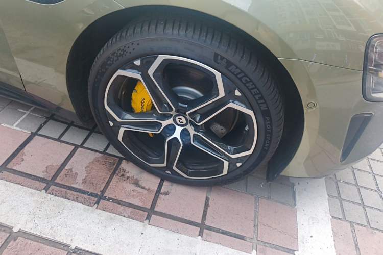 Used Xiaomi Auto SU7 2024 Rear-Drive Ultra-Long Range Advanced Pro-Level Intelligent Driving Version Right Front Wheel Hub