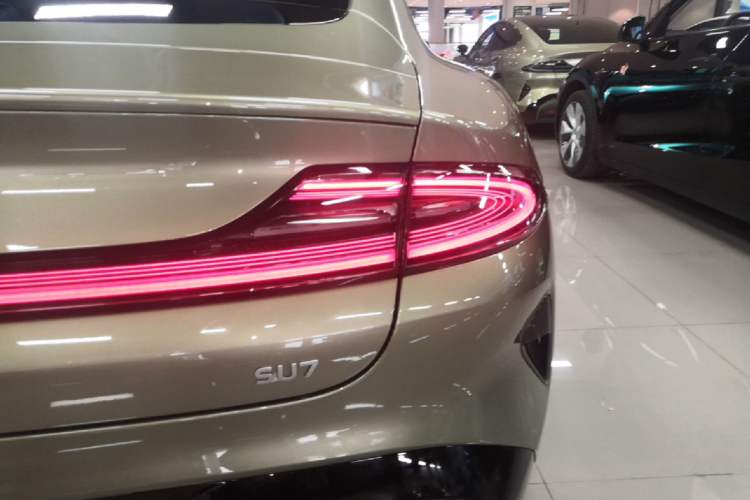 Used Xiaomi Auto SU7 2024 Rear-Drive Long-Range Intelligent Driving Version Right Rear Taillight