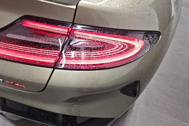 Used Xiaomi Auto SU7 2024 Four-Wheel Drive Ultra-Long Range Advanced Intelligent Driving Max Edition Right Rear Taillight