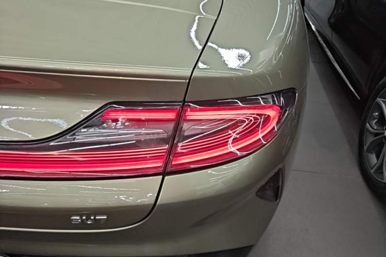 Used Xiaomi Auto SU7 2024 Rear-Drive Ultra-Long Range Advanced Pro-Level Intelligent Driving Version Right Rear Taillight