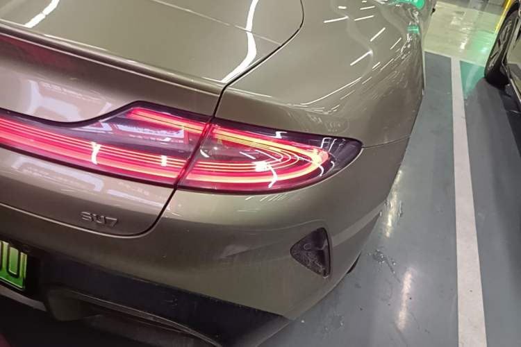 Used Xiaomi Auto SU7 2024 Rear-Drive Ultra-Long Range Advanced Pro-Level Intelligent Driving Version Right Rear Taillight
