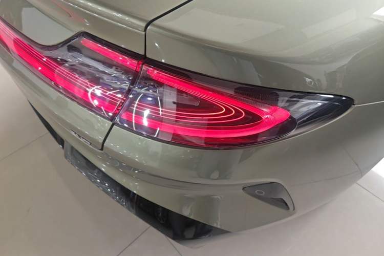 Used Xiaomi Auto SU7 2024 Rear-Drive Ultra-Long Range Advanced Pro-Level Intelligent Driving Version Right Rear Taillight