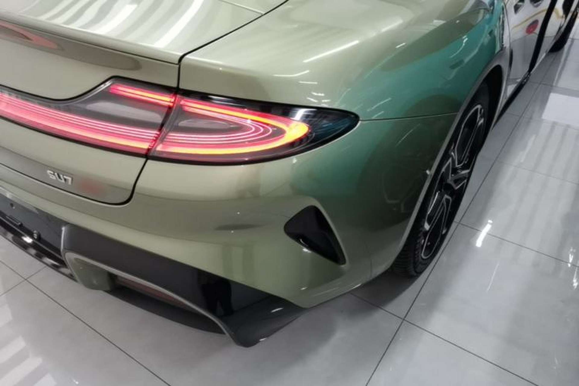 Used Xiaomi Auto SU7 2024 Four-Wheel Drive Ultra-Long Range Advanced Intelligent Driving Max Edition Right Rear Taillight