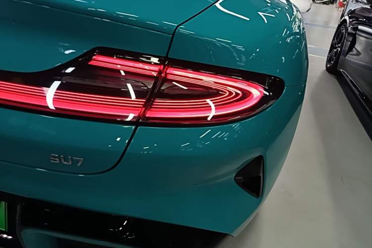 Used Xiaomi Auto SU7 2024 Rear-Drive Long-Range Intelligent Driving Version Right Rear Taillight