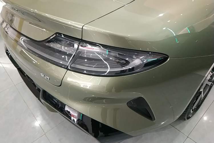 Used Xiaomi Auto SU7 2024 Rear-Drive Long-Range Intelligent Driving Version Right Rear Taillight