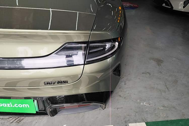 Used Xiaomi Auto SU7 2024 Four-Wheel Drive Ultra-Long Range Advanced Intelligent Driving Max Edition Right Rear Taillight