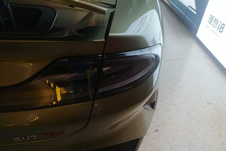 Used Xiaomi Auto SU7 2024 Four-Wheel Drive Ultra-Long Range Advanced Intelligent Driving Max Edition Right Rear Taillight
